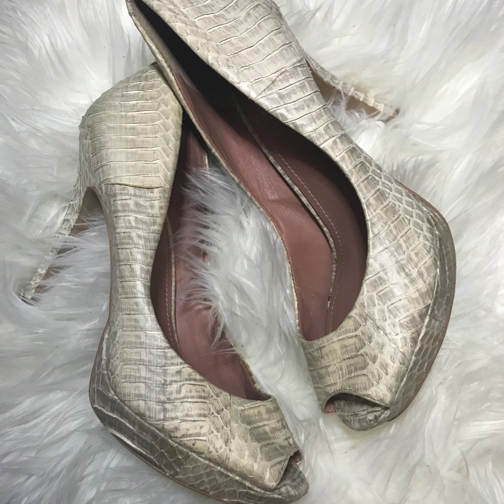 Vince Camuto Peep toe Pumps
